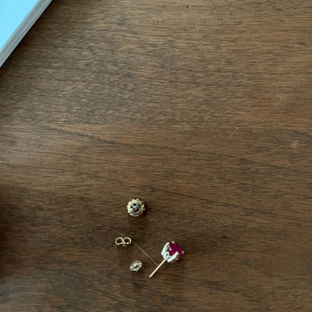 14kyg Ruby stud earrings, 5mm - Picture 2 of 11